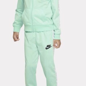 Nike Girl’s swoosh love tracksuit